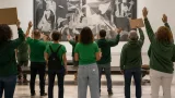 Cien profesores llevan sus demandas al Reina Sofía en la sexta jornada de la huelga educativa